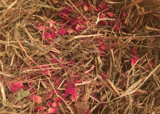 Луговое сено Dr. Hvostoff с лепестками роз